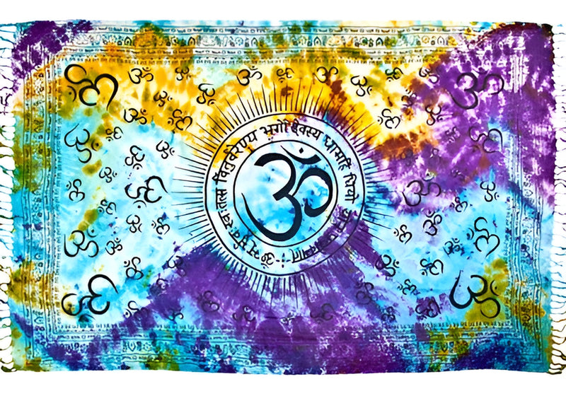 Om Con Gayatri Mantra en Tie Dye Scarve / Altar Cloth - 42" x 68"